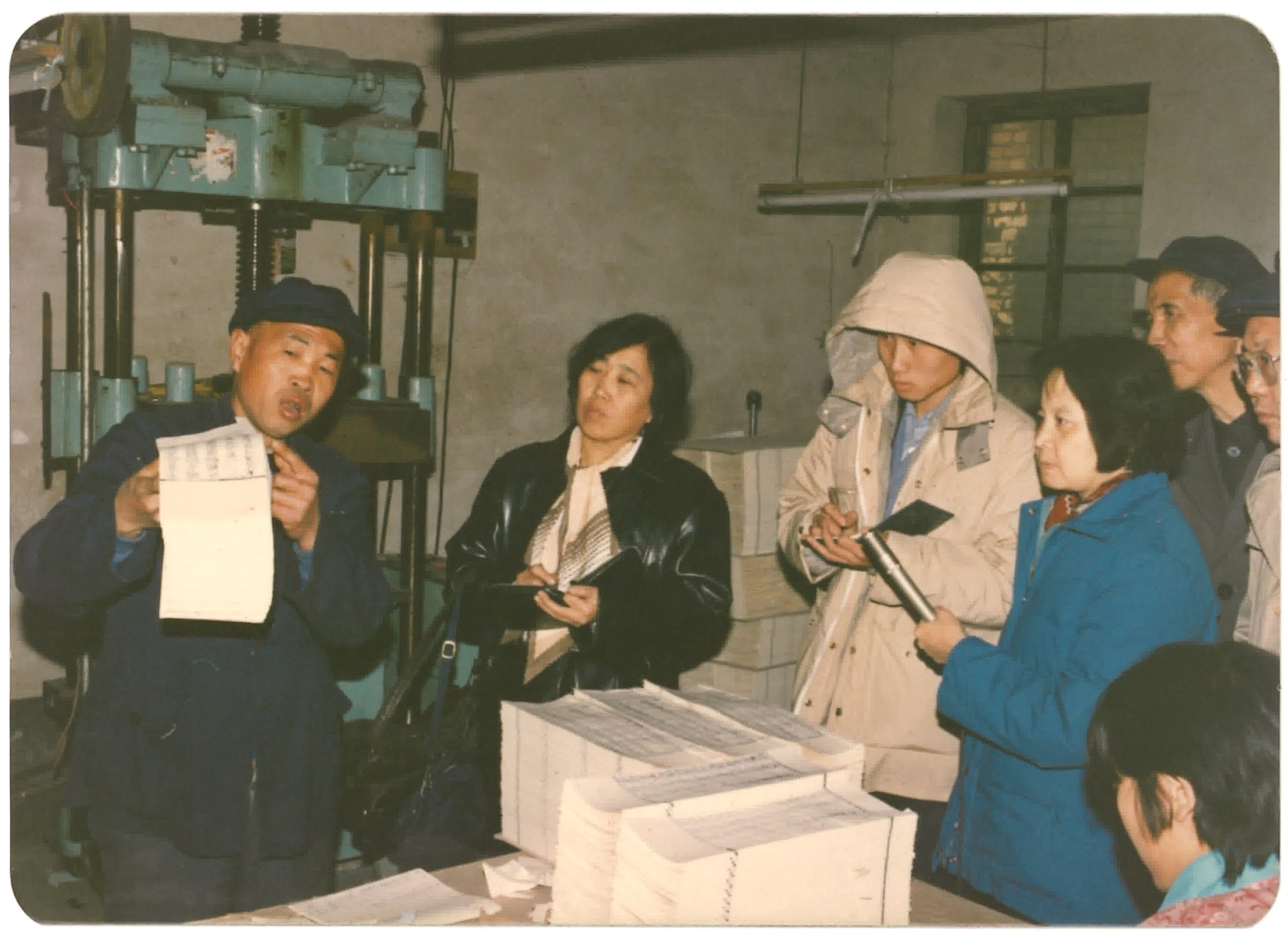 Three-generation successor Ren Zhi introduced the brush version of the Long Zang Jing to national reporters (shooting time: 1989 Location: Beijing Huayizhai Ancient Books Printing Co., Ltd. Photographer: Ren Baoquan Content: Three-generation successor Ren Zhi introduced the brush version of the Long Zang Jing to national reporters.