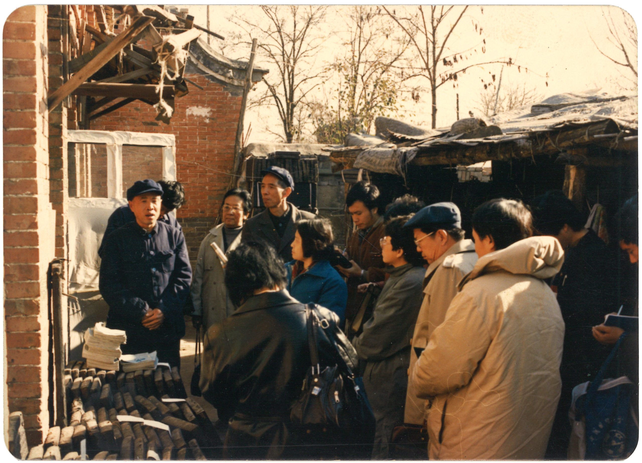 Ren Zhi, the third-generation inheritor, introduced the Tripitaka to national journalists (shooting time: 1988 Location: Beijing Huayizhai Ancient Books Printing Co., Ltd. Photographer: Ren Baoquan Content: Ren Zhi, the third-generation inheritor, introduced the Tripitaka to national journalists.