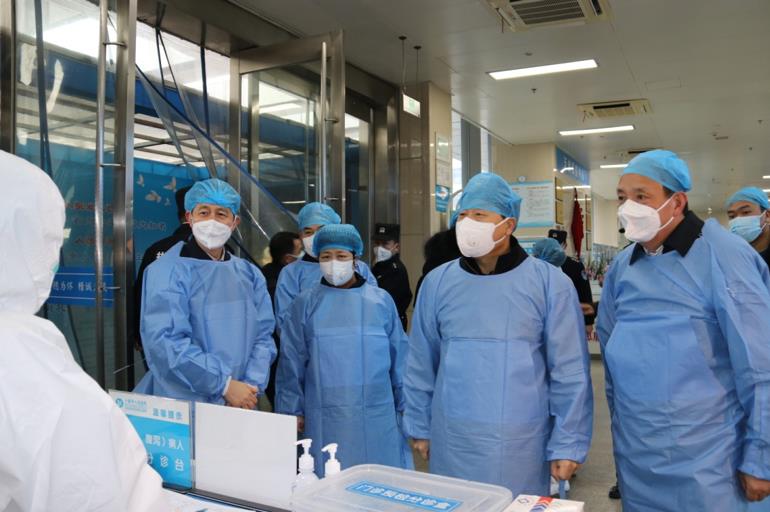On January 27th, Zhang Weiguo (second from the right), secretary of Shiyan Municipal Committee, and Huang Jianyun (first from the right), vice chairman of CPPCC and director of Municipal Health and Health Commission, accompanied by Zhong Sen (first from the left), inspected the epidemic prevention work in outpatient department.