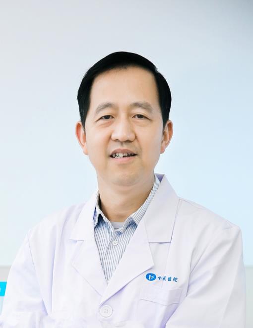The picture shows Zhong Sen, Party Secretary and Dean of Shiyan People's Hospital.